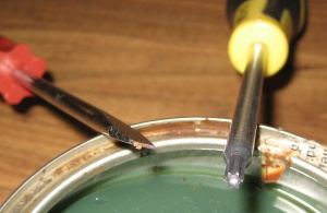 Materiale necesare: vaselina, surubelnita pana, surubelnita torx 20. Am incercat si cu ulei (WD40) inainte de a da cu vaselina, si bazaia la fel.  Cu vaselina este complet silentios
